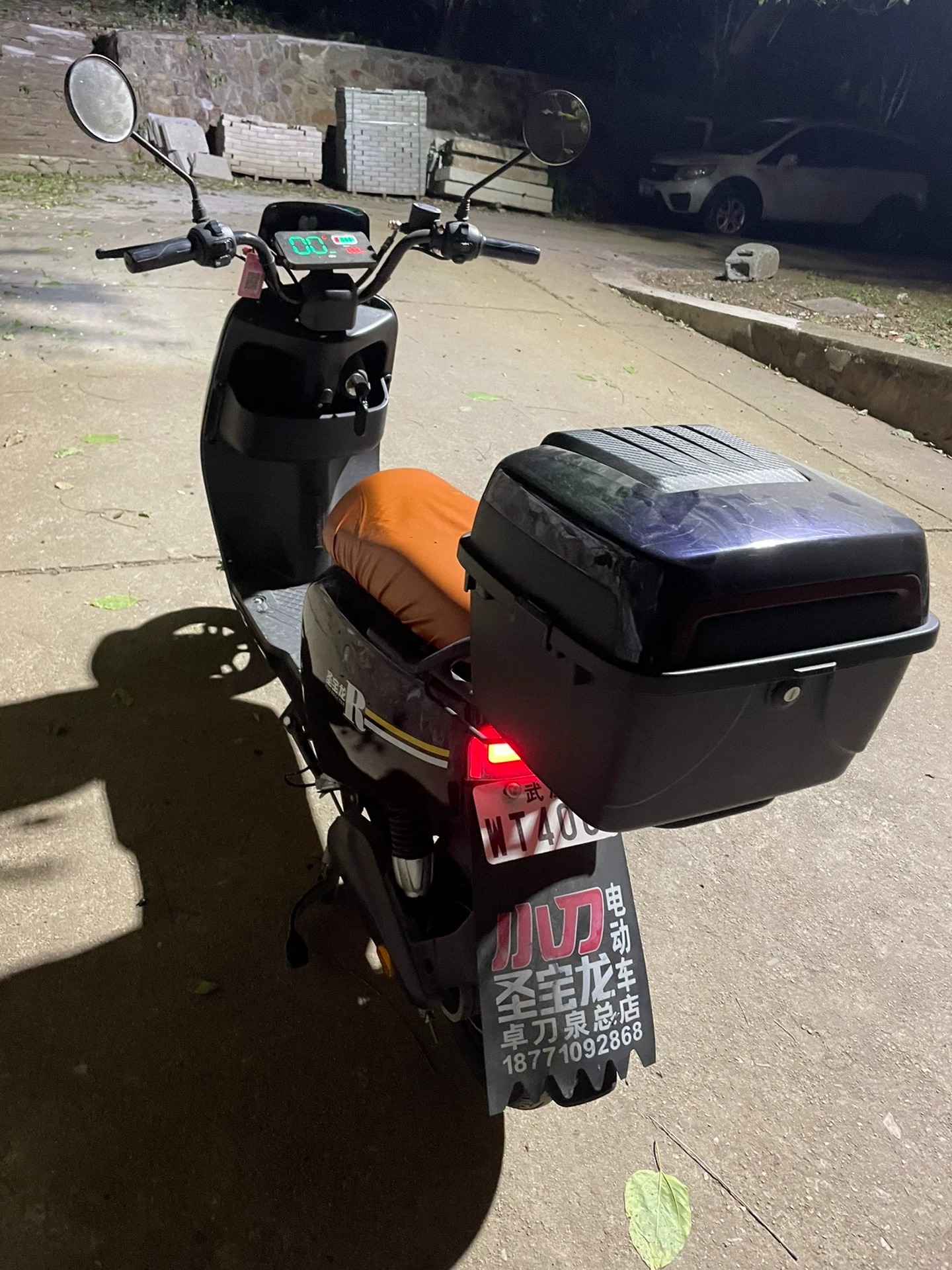 出个人闲置电动车，真牌不怕交警，没怎么骑，才2000公里，电池续航40来公里，48v20a的铅酸电池，因为骑得少所以压灰了，天气冷了不想再骑了，所以打算出售